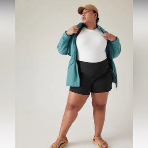 NWT Athleta Trekkie North Short in Black